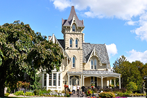 exterior of Elm Hurst Inn Ingersoll