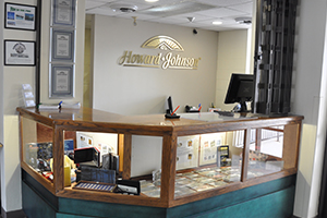 desk at howard johnson tillsonburg